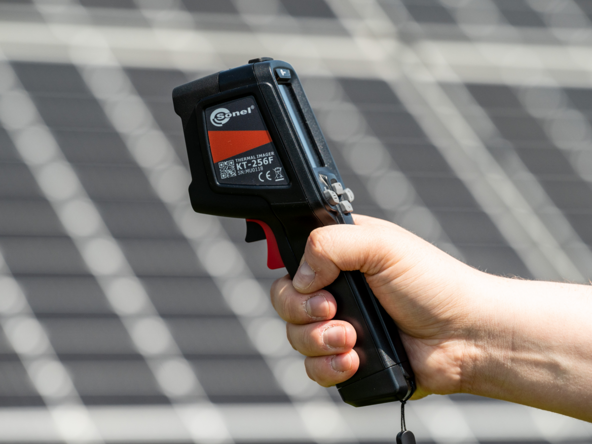 Ispezioni fotovoltaiche con una termocamera Sonel KT-256F